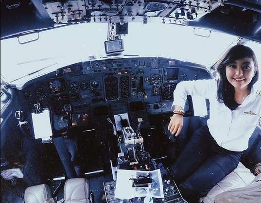 pilot cantik elesta apriliana