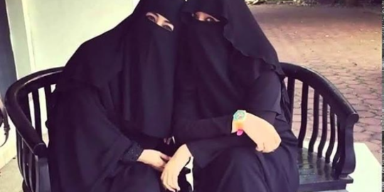 Umi Pipik Istri Uje Berduka Cita, Hatinya Menangis & Tersayat-sayat