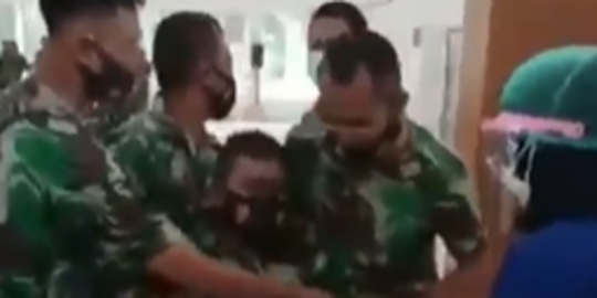 Anggota TNI Sampai Ditarik Temannya Pas Mau Vaksinasi, Teriak-teriak Sampai Lemas