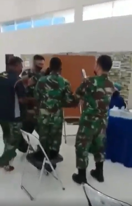 anggota tni sampai ditarik temannya pas mau vaksinasi