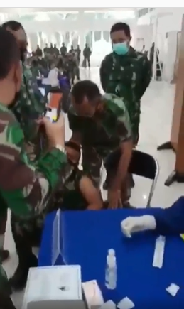 anggota tni sampai ditarik temannya pas mau vaksinasi