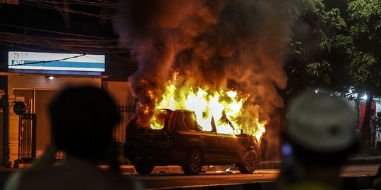 Mobil Terbakar di Jalan Asia Afrika Jadi Tontonan Warga