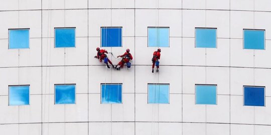 Di Balik Kilaunya Kaca Gedung Pencakar Langit Jakarta
