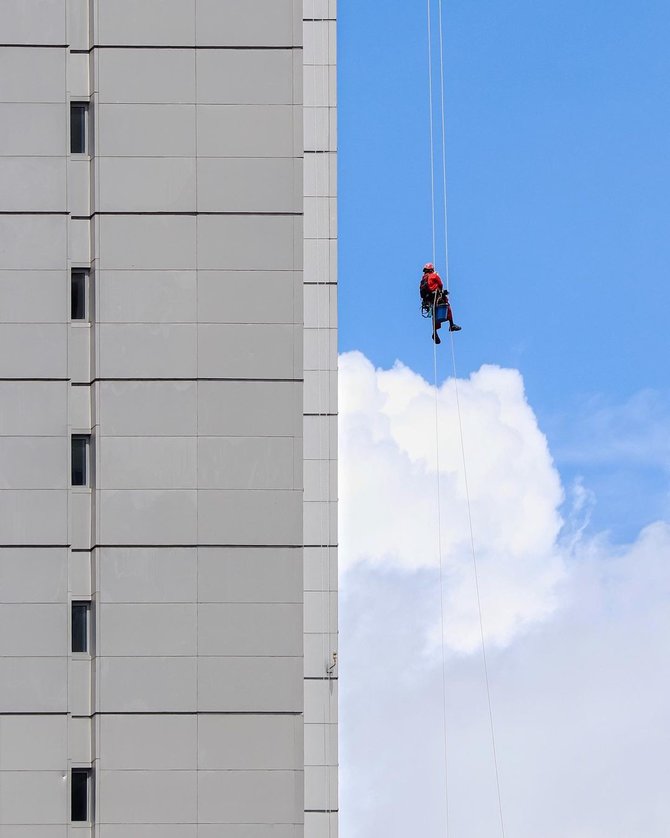 di balik kilaunya kaca gedung pencakar langit jakarta