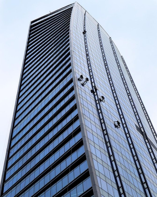 di balik kilaunya kaca gedung pencakar langit jakarta