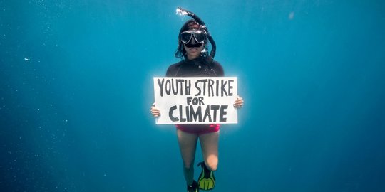 Aksi Protes Aktivis dari Dalam Laut Samudra Hindia