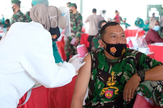 tni polri di semarang divaksinasi