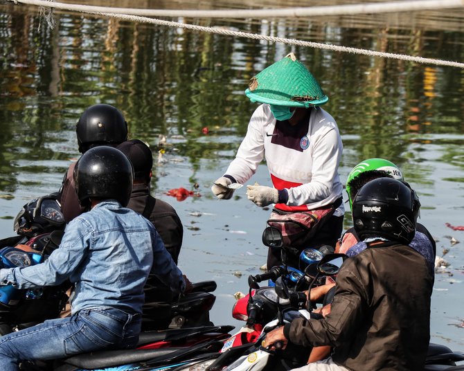 serunya menjajal eretan perahu penyeberangan tradisional di jakarta