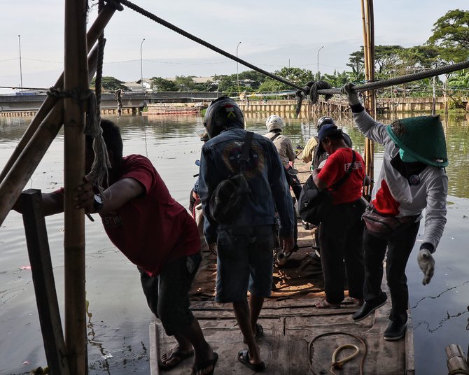 serunya menjajal eretan perahu penyeberangan tradisional di jakarta