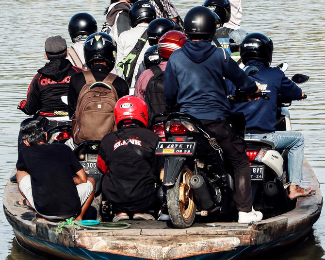 serunya menjajal eretan perahu penyeberangan tradisional di jakarta