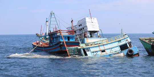 Pemerintah Tenggelamkan 2 Kapal Pencuri Ikan Malaysia di Aceh