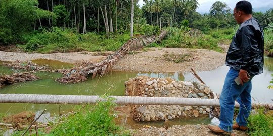 Jembatan di Jorong Tiga Rambah Pasaman Padang Putus Total Akibat Banjir