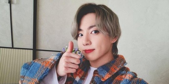 Aksi Keren Jungkook BTS Buka Tutup Botol Hanya dengan Sekali Tendangan