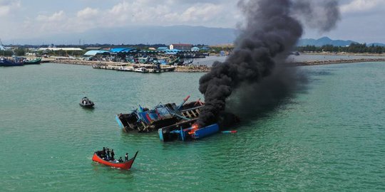 Kejagung Tenggelamkan Dua Kapal Malaysia Terlibat Pidana Perikanan di Aceh