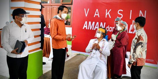 Jokowi Tinjau Vaksinasi Massal di Bogor Didampingi Ridwan Kamil dan Bima Arya
