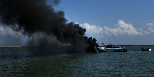 Kapal Pencuri Ikan Malaysia Ditenggelamkan di Aceh