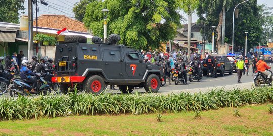 Polisi Bubarkan Puluhan Simpatisan Habib Rizieq di PN Jaktim