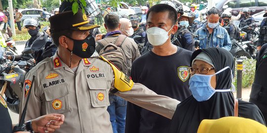 Tolak Dihalau Polisi, Ibu-Ibu Nangis Mau Nonton Sidang Habib Rizieq di PN Jaktim