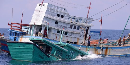 Pemerintah Kembali Tenggelamkan 6 Kapal Malaysia Pencuri Ikan