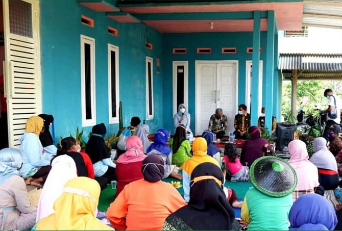 bupati ipuk kembali ngantor di desa dan keliling di lereng gunung raung