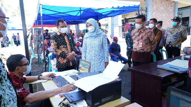 bupati ipuk kembali ngantor di desa dan keliling di lereng gunung raung