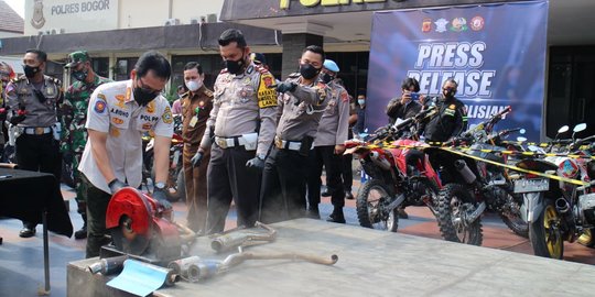 Polisi Musnahkan 420 Knalpot Bising di Bogor