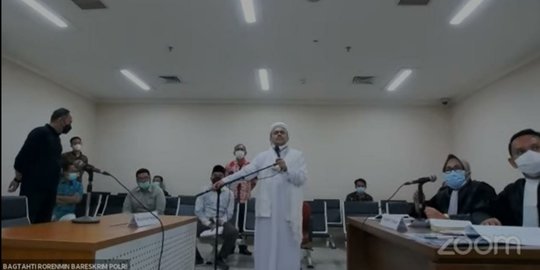 Terdakwa Rizieq Tak Isolasi Mandiri Sepulang dari Arab, Malah Gabung di Keramaian