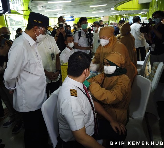 menhub tinjau vaksinasi petugas transportasi di stasiun gambir