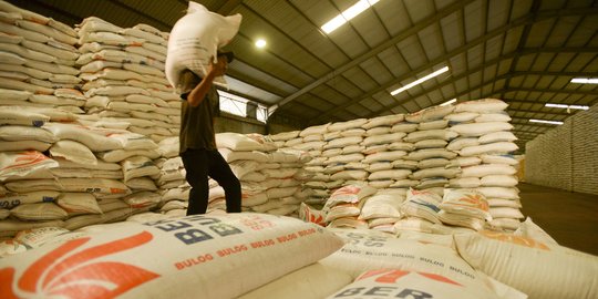 5.000 Ton Beras Impor Tahun 2018 Menumpuk di Gudang Bulog Cirebon