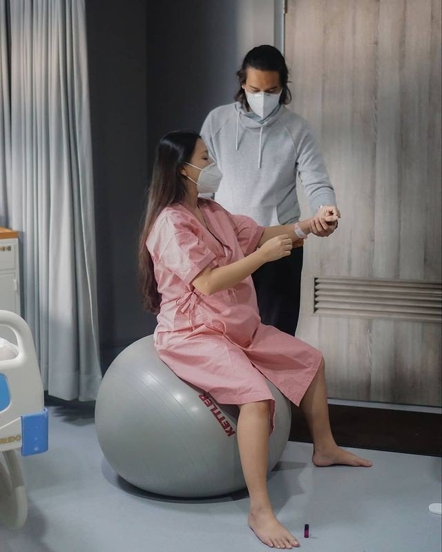 lahirkan anak pertama ini 4 momen persalinan ana riana