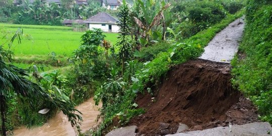 Dua Rumah Rusak Berat Akibat Longsor di Cianjur, Seratusan Lainnya Kebanjiran