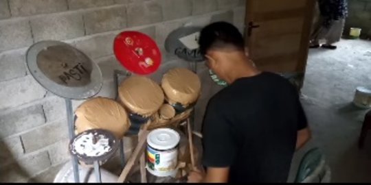 Viral Pria Main Drum Pakai Ember Bekas, Sampai Dipuji Eks Drummer Dream Theater