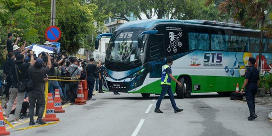 Momen Korea Utara Saat Tinggalkan Kantor Kedutaan Besar di Malaysia