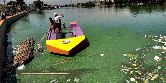 Sampah Plastik Kotori Setu Rawa Besar