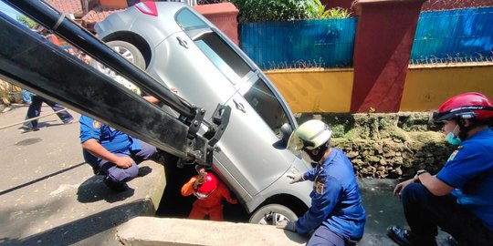 Pengemudi Tak Tahu Medan, Mobil Ini Masuk Saluran Air Selama Satu Jam