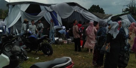 Tenda Hajatan Roboh Akibat Hujan dan Angin di Depok, Pengantin Wanita Pingsan