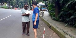 Gaya Santuy Eks Menteri Saat Berbagi di Jalanan, Pakai Celana Pendek Kaos Oblong