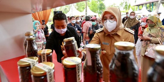 Di Festival Kopi dan Coklat Banyuwangi, Bupati Ipuk Kenalkan Wine Robusta Coffee
