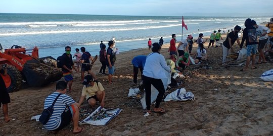 Pantai Kuta Bali Dipenuhi Sampah, Total Mencapai 50 Ton