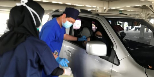 400 Orang ikut Vaksinasi Pertama Drive Thru di Depok