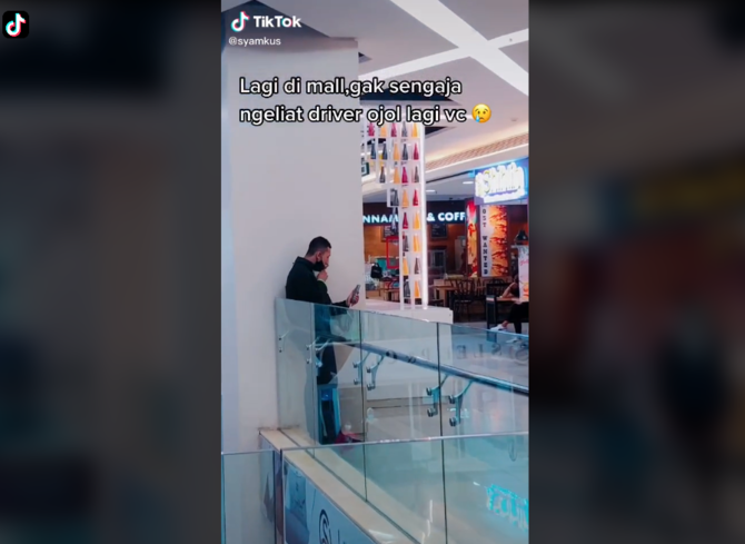 Viral Driver Ojol Video Call Pelanggan Dengan Bahasa Isyarat Videonya Bikin Haru Merdeka Com