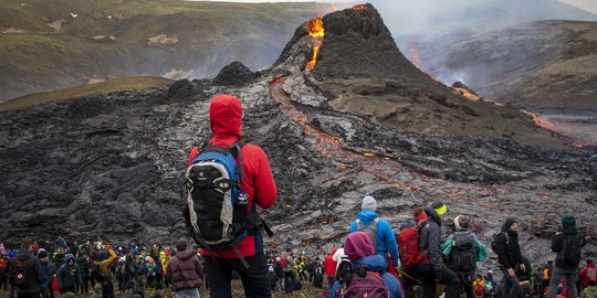 Lahar Panas Gunung Fagradalsfjall Jadi Tontonan