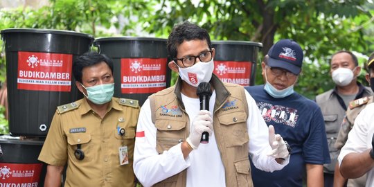 Lewat Pantun, Sandiaga Uno Ajak Masyarakat Jangan Ragu Berwisata