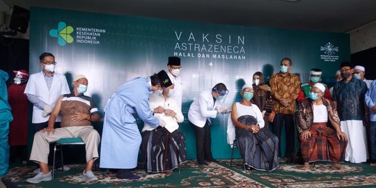 Menkes Budi Pantau Vaksinasi AstraZeneca pada Kiai NU di Jatim