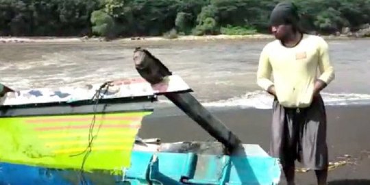 4 Perahu Hancur Diterjang Ombak di Plawangan Puger Jember, 1 Nelayan Hilang