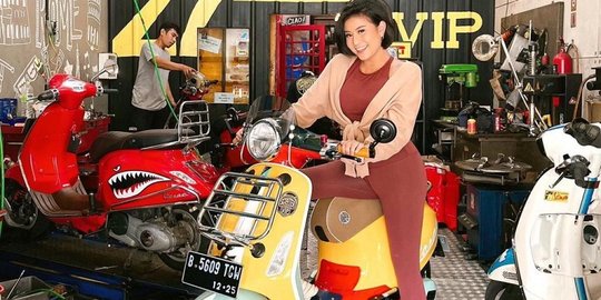 Lemot saat Sunmori, Awkarin Modif Total Vespa Kesayangan, Berapa Biayanya?