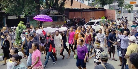 Jenazah Korban Penikaman di Manokwari Diarak Warga ke Rumah Duka