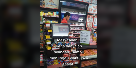 Salut, Pegawai Minimarket Ini Tetap Jalankan Salat Meski di Area Kasir