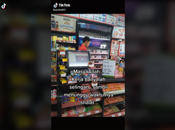 pegawai minimarket ini tetap salat di kasir