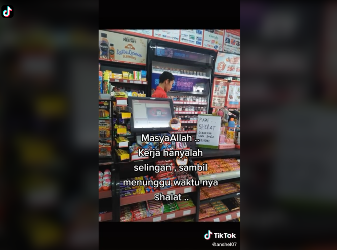 pegawai minimarket ini tetap salat di kasir